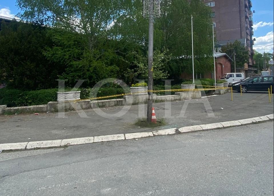 Shpërthim në veri të Mitrovicës, dëmtohet shtylla elektrike dhe një veturë