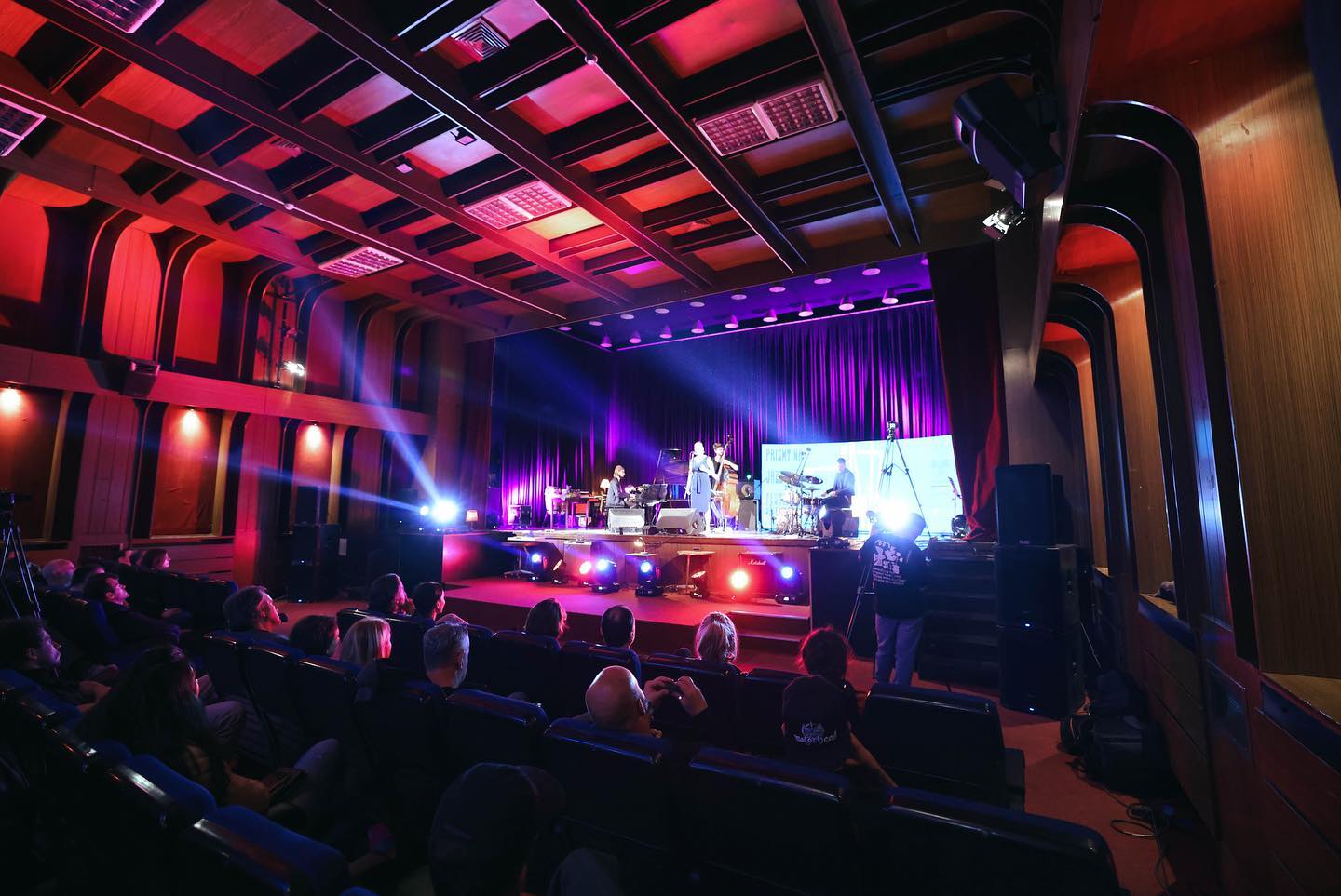 Sara Decker shoqëruar prej Jeroen Truyen në bateri, Jonathan Hofmeister në piano dhe Nicolai Amrehn në bas e veshën “Armatën” në natën e tretë të “Prishtina Jazz Festival” me ngjyrat e pafundme të jazzit bashkëkohor