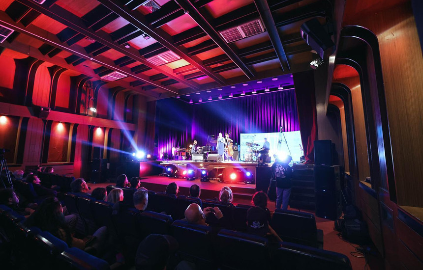 Sara Decker shoqëruar prej Jeroen Truyen në bateri, Jonathan Hofmeister në piano dhe Nicolai Amrehn në bas e veshën “Armatën” në natën e tretë të “Prishtina Jazz Festival” me ngjyrat e pafundme të jazzit bashkëkohor