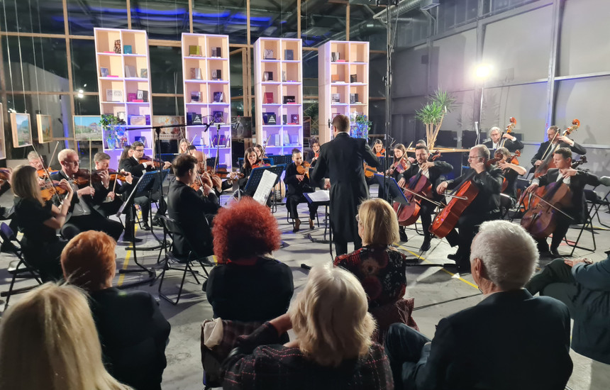 Mbrëmja e muzikës klasike në hapësirën e krijuar për edukim, prodhim dhe ekspozim të artit bashkëkohor ka filluar me veprën “Holberg Suite” të kompozitorit Edvard Grieg, për të vijuar tutje me “Melodi popullore suedeze Op.27" nga Johan Svendsen
