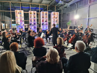 Mbrëmja e muzikës klasike në hapësirën e krijuar për edukim, prodhim dhe ekspozim të artit bashkëkohor ka filluar me veprën “Holberg Suite” të kompozitorit Edvard Grieg, për të vijuar tutje me “Melodi popullore suedeze Op.27" nga Johan Svendsen