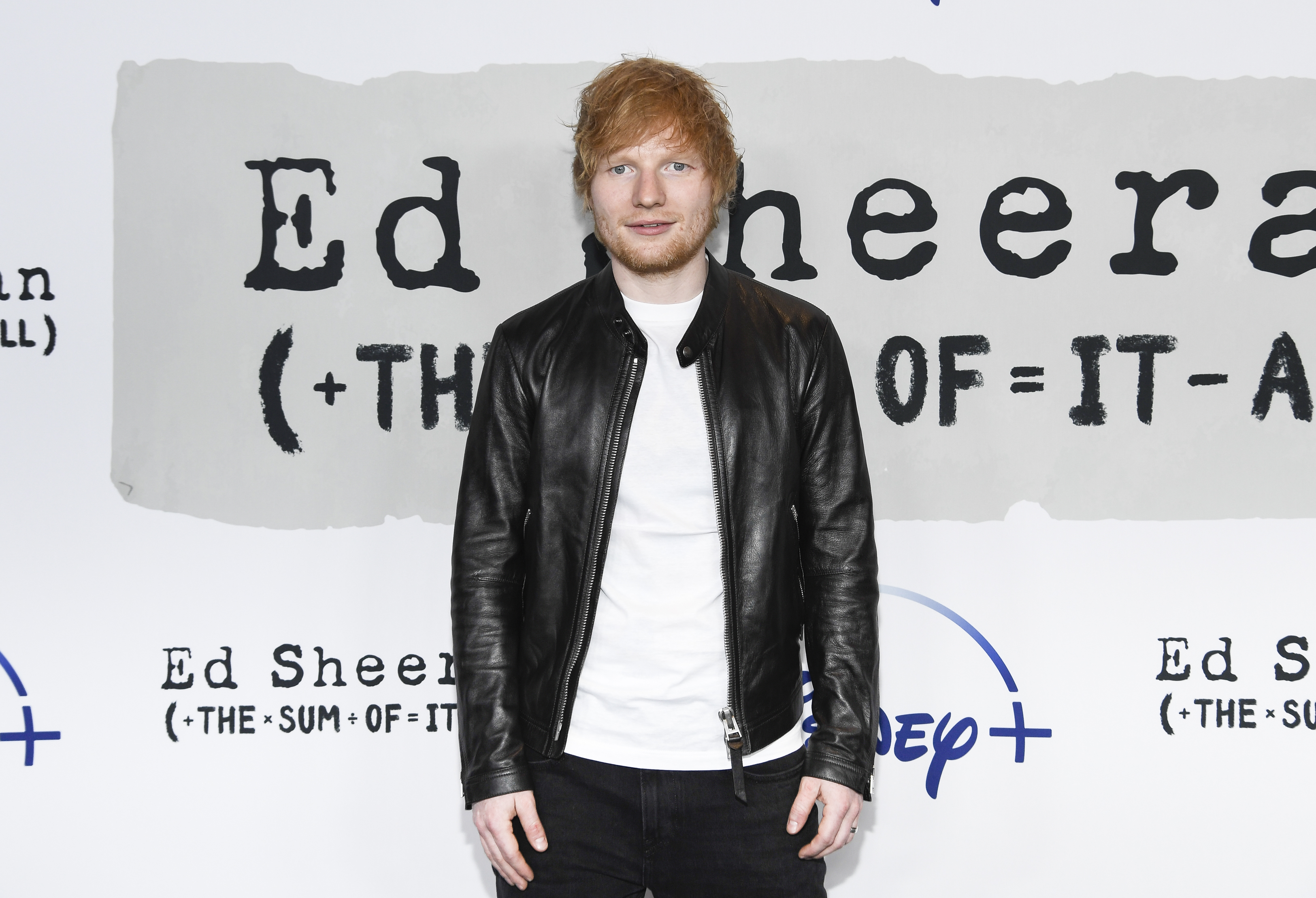 Ed Sheeran triumfon në gjykatë dhe promovon dokumentarin e ri