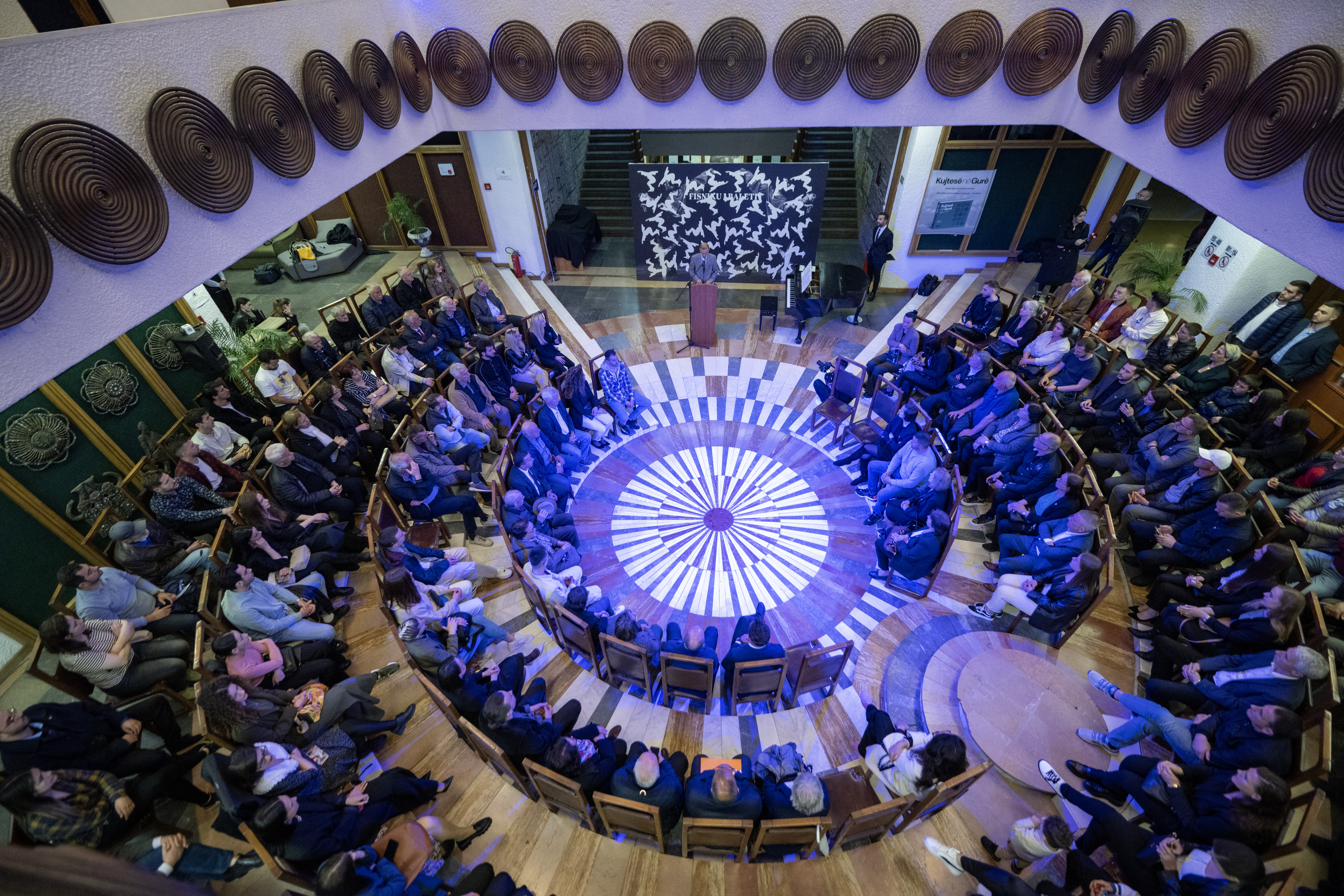 Familjarë, miq, shokë e bashkëpunëtorë të tij janë mbledhur në hollin e Bibliotekës Kombëtare të Kosovës për të festuar bukurinë dhe fuqinë e baletit e ky art në Kosovë lidhet pashmangshëm me emrin e Ahmet Brahimajt (Foto: Arben Llapashtica)