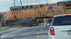 Shpëtojnë mrekullisht tre persona, disa sekonda para se treni ta përplaste veturën e tyre