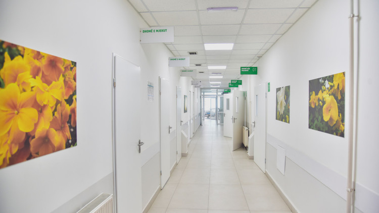 Vdiq një grua në Gjilan, i biri akuzon stafin mjekësor për mosdhënie të ndihmës