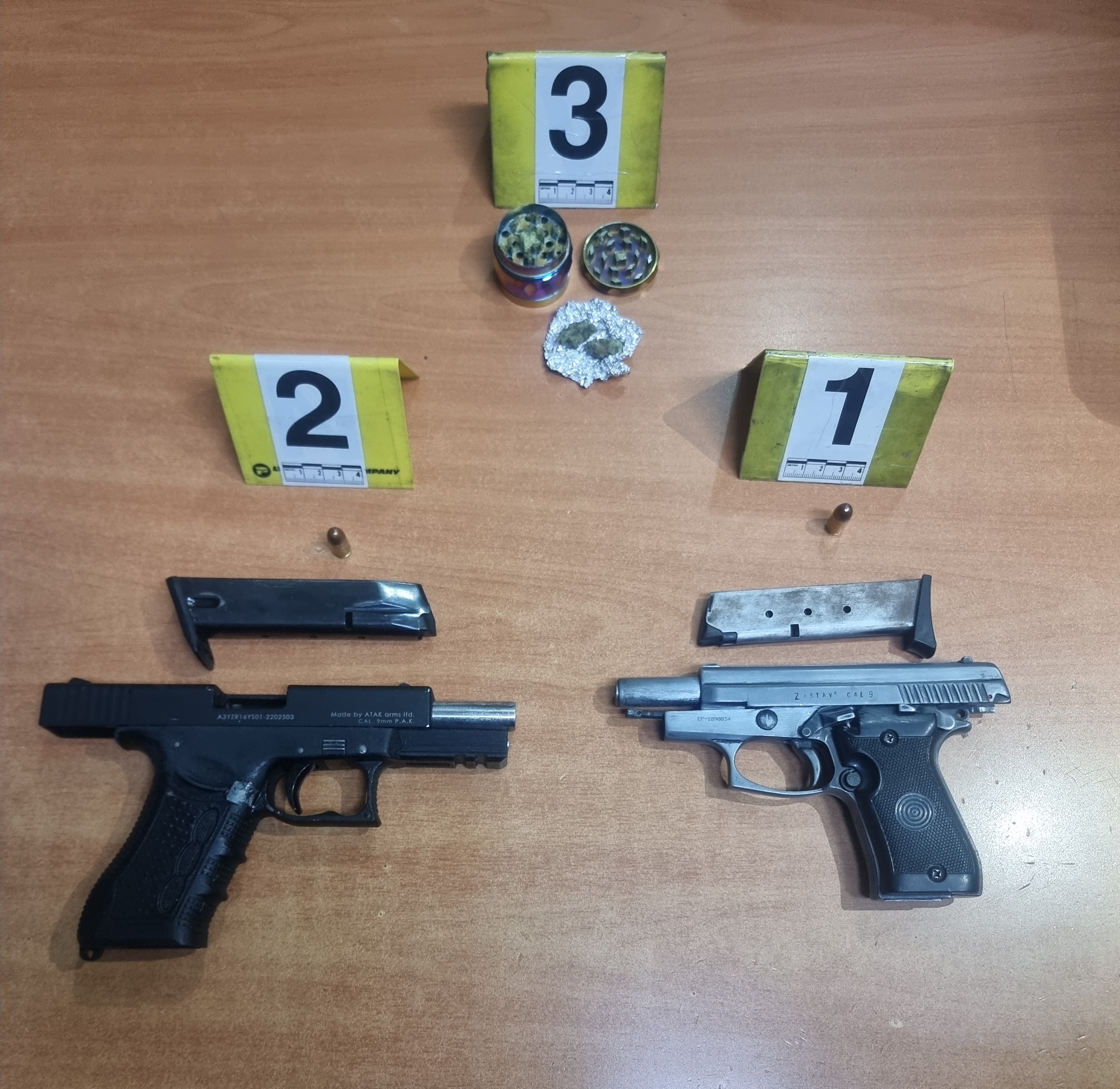 Policia i gjen substanca narkotike e armë një 26-vjeçari në Ferizaj, e arreston