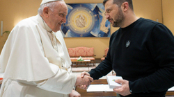 Dhurata e pazakontë që Zelensky i bëri Papa Françeskut