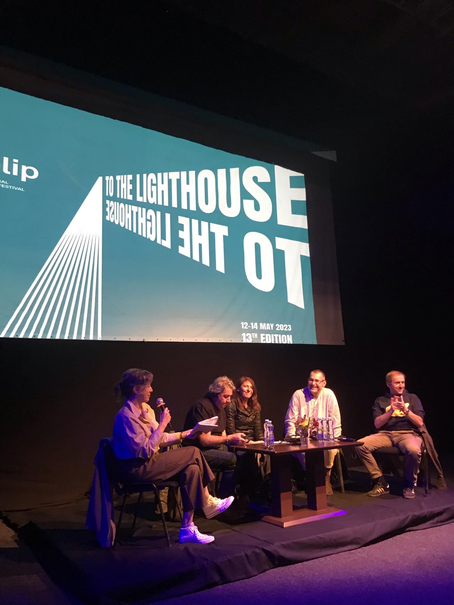 “Festivalet e letërsisë: Çfarë formati na duhet sot?”, ka qenë tema që për gati dy orë të shtunën në teatrin “Oda” ka mbledhur shkrimtarë e themelues festivalesh letrare