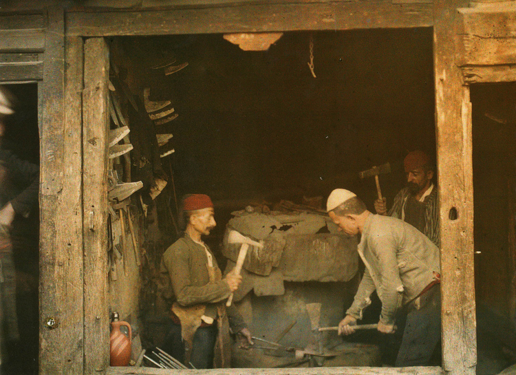 “Farkëtarët. Prizren, 7 maj 1913”. Foto: Auguste Léon