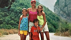Rita Ora uron Ditën e Nënës me një fotografi nga Rugova