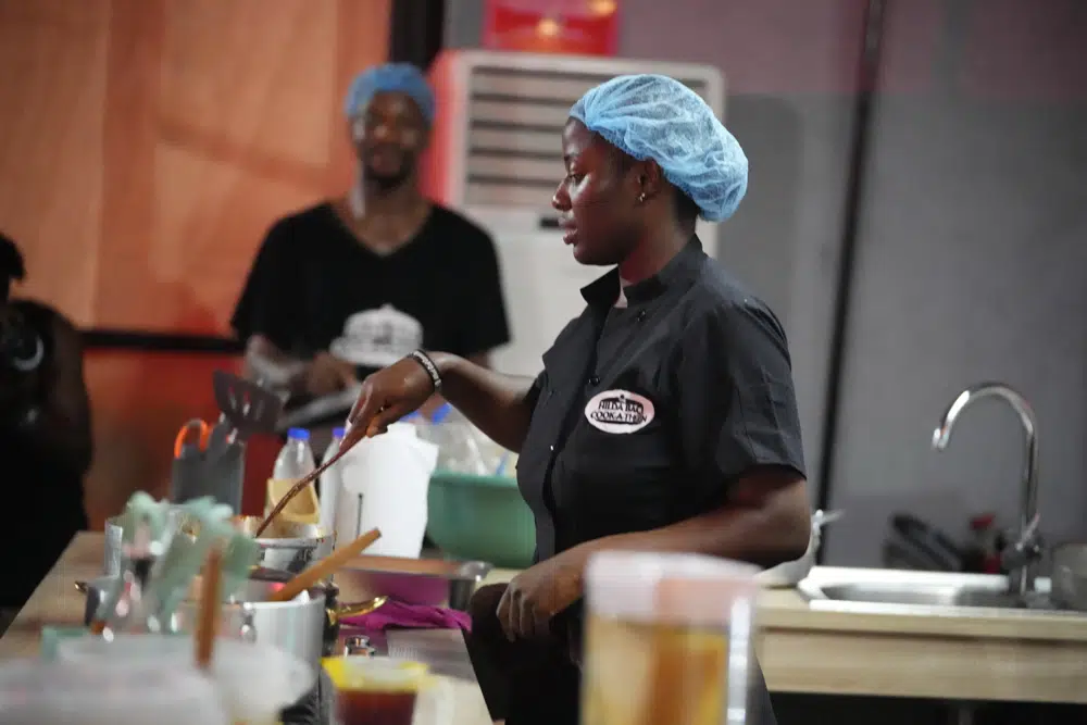 Një nigeriane thyen rekordin botëror për kohën më të gjatë të gatimit