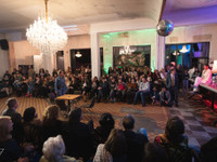 Nata e hapjes së “FemArtit” bëri bashkë figura të jetës kulturore në vend dhe para tyre solli shfaqjen “Fefu dhe shoqet e saj” në mensën “Ramiz Sadiku”, si pikënisje e shtatë ditëve plot ngjarje në kuadër të festivalit