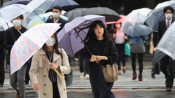 Pas heqjes së maskave, japonezët u kthehen mësimeve të buzëqeshjes