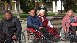 Personat me aftësi të kufizuara protestojnë para Qeverisë për ulje të pagesës