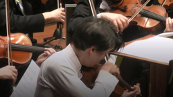 Violinistit i ndodh e pazakonta gjatë koncertit me harkun 30,000 dollarësh