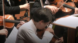 Violinistit i ndodh e pazakonta gjatë koncertit me harkun 30,000 dollarësh