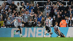 Newcastle bën hapin e madh drejt “Championsit”