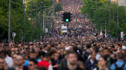 Protestat masive e frikësojnë Vuçiqin