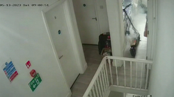 Videoja kap momentin kur trotineti elektrik merr flakë dhe djeg shtëpinë