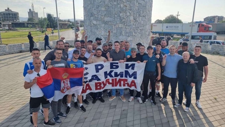 Kapoja i veriut dhe djali i Vuçiqit takojnë serbët e Kosovës që u nisën për në Beograd