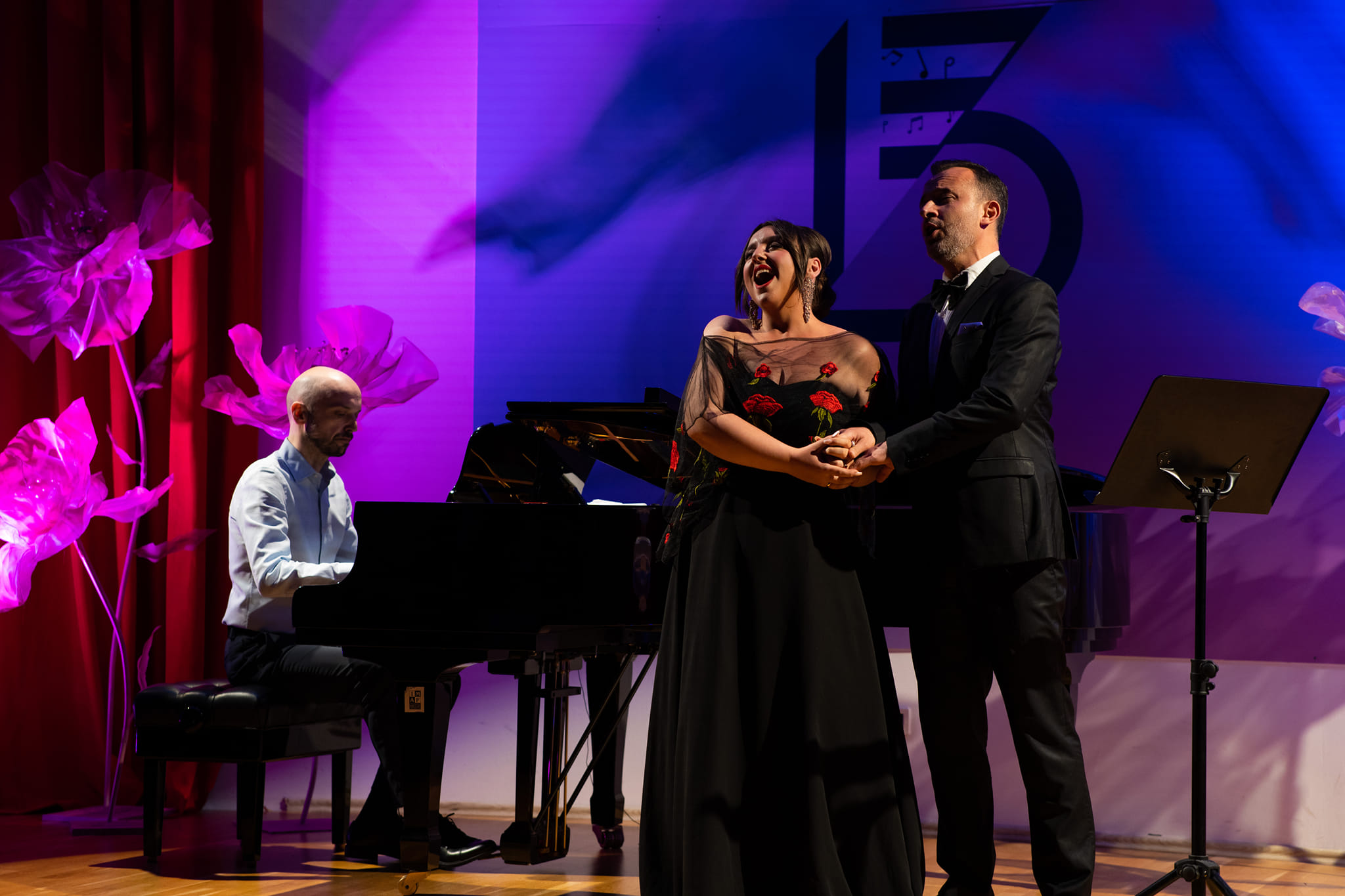 Fuqia dhe kthjelltësia e zërit ishte ajo që karakterizoi interpretimin e dyshes Kaltrina Miftari dhe Safet Berisha shoqëruar nga Lekë Salihu në piano