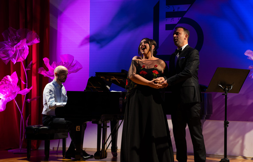 Fuqia dhe kthjelltësia e zërit ishte ajo që karakterizoi interpretimin e dyshes Kaltrina Miftari dhe Safet Berisha shoqëruar nga Lekë Salihu në piano