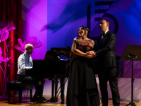 Fuqia dhe kthjelltësia e zërit ishte ajo që karakterizoi interpretimin e dyshes Kaltrina Miftari dhe Safet Berisha shoqëruar nga Lekë Salihu në piano