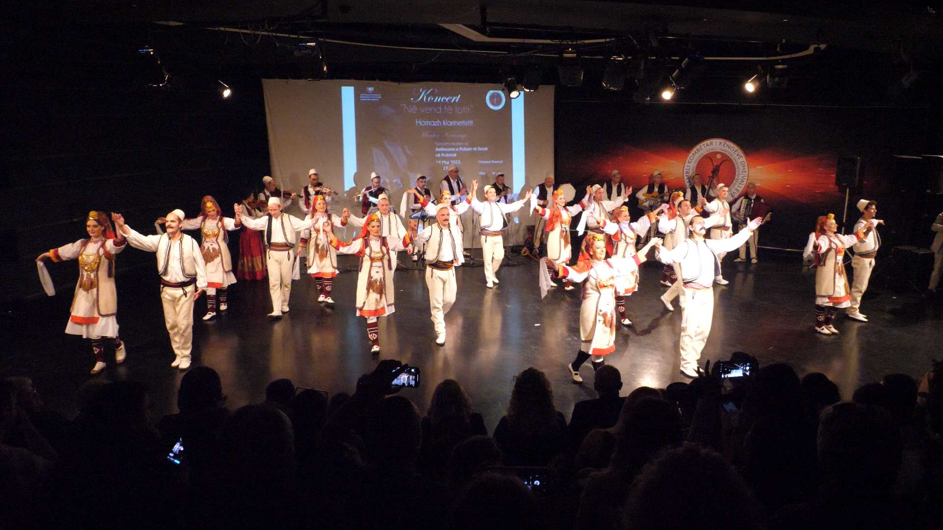 Koncerti “Në vend të lotit” i “Shotës” ka qenë homazh për Mentor Krasniqin. Vepra dhe kontributi i tij janë nderuar me këngët e vallet që ai i pëlqente e janë interpretuar edhe ato të dedikuara veçmas për klarinetistin e ndjerë