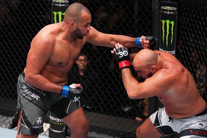 UFC, Ilir Latifi mposhtet nga braziliani Nascimento