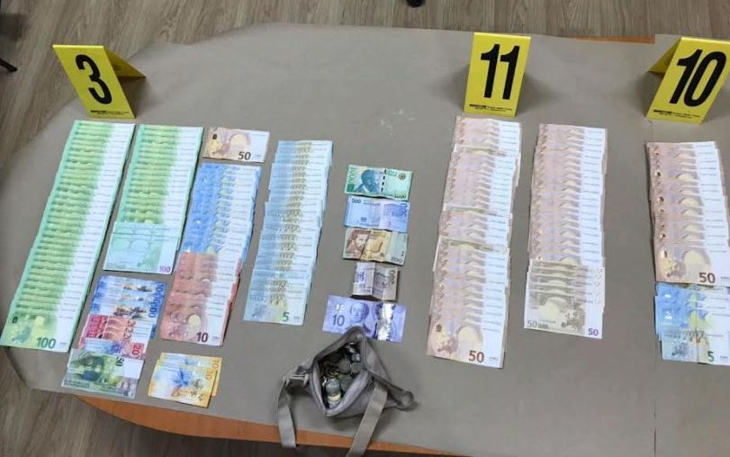 Antidroga arreston katër persona, përveç narkotikëve sekuestrohen para, armë e vetura