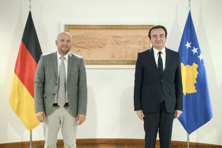 Kurti bisedon me Sarrazinin, theksohet zbatimi pa kushte i Marrëveshjes së Brukselit