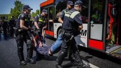 Policia holandeze arreston mbi 1500 protestues që bllokuan autostradën