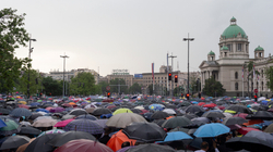 Beograd: Dhjetëra mijëra persona protestojnë kundër dhunës