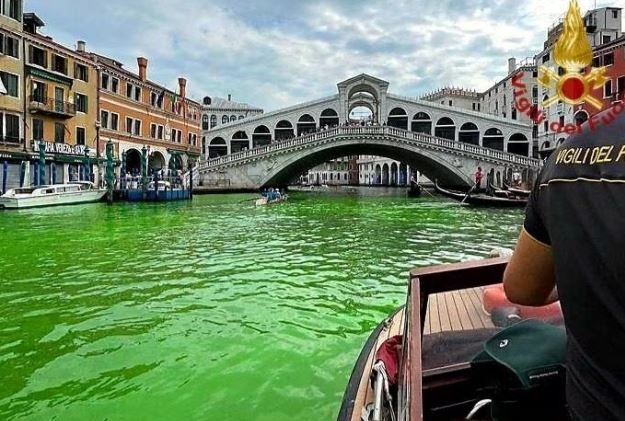 Uji në Venecia merr ngjyrë të gjelbër, s’dihen shkaqet
