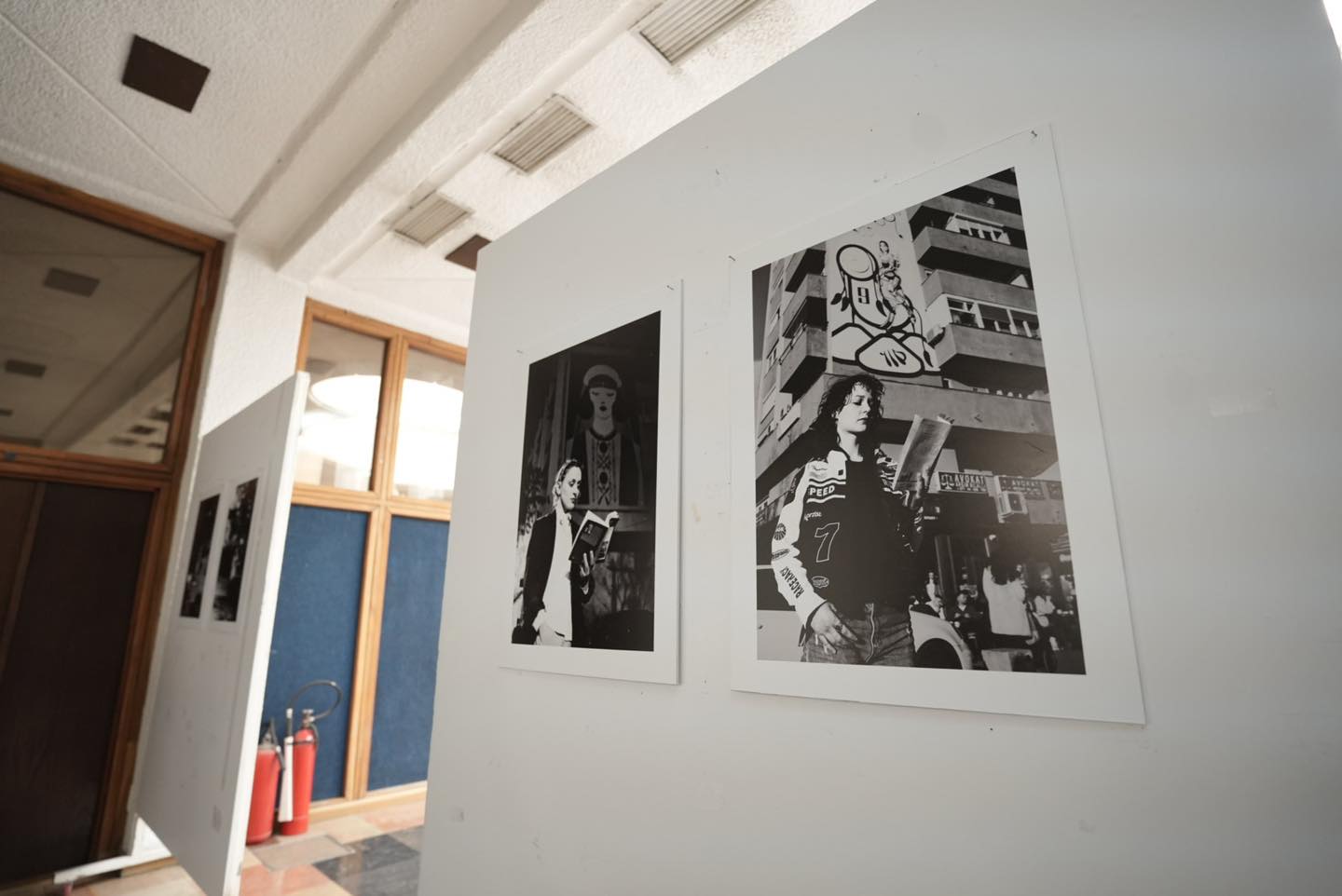 “Përmes lentës së leximit – Një përrallë e dy qyteteve”, e hapur të shtunën në mesditë në Bibliotekën Kombëtare të Kosovës, pas Tiranës ka ardhur në formatin e vet edhe në Prishtinë (Foto: BKK)