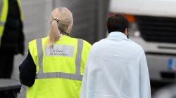 Qeveria e Britanisë fillon fushatën reklamuese për t’i shënjestruar migrantët shqiptarë
