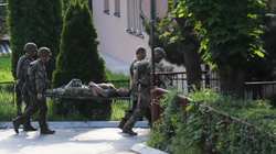 Protestuesit e dhunshëm plagosën 25 ushtarë të KFOR-it në Zveçan