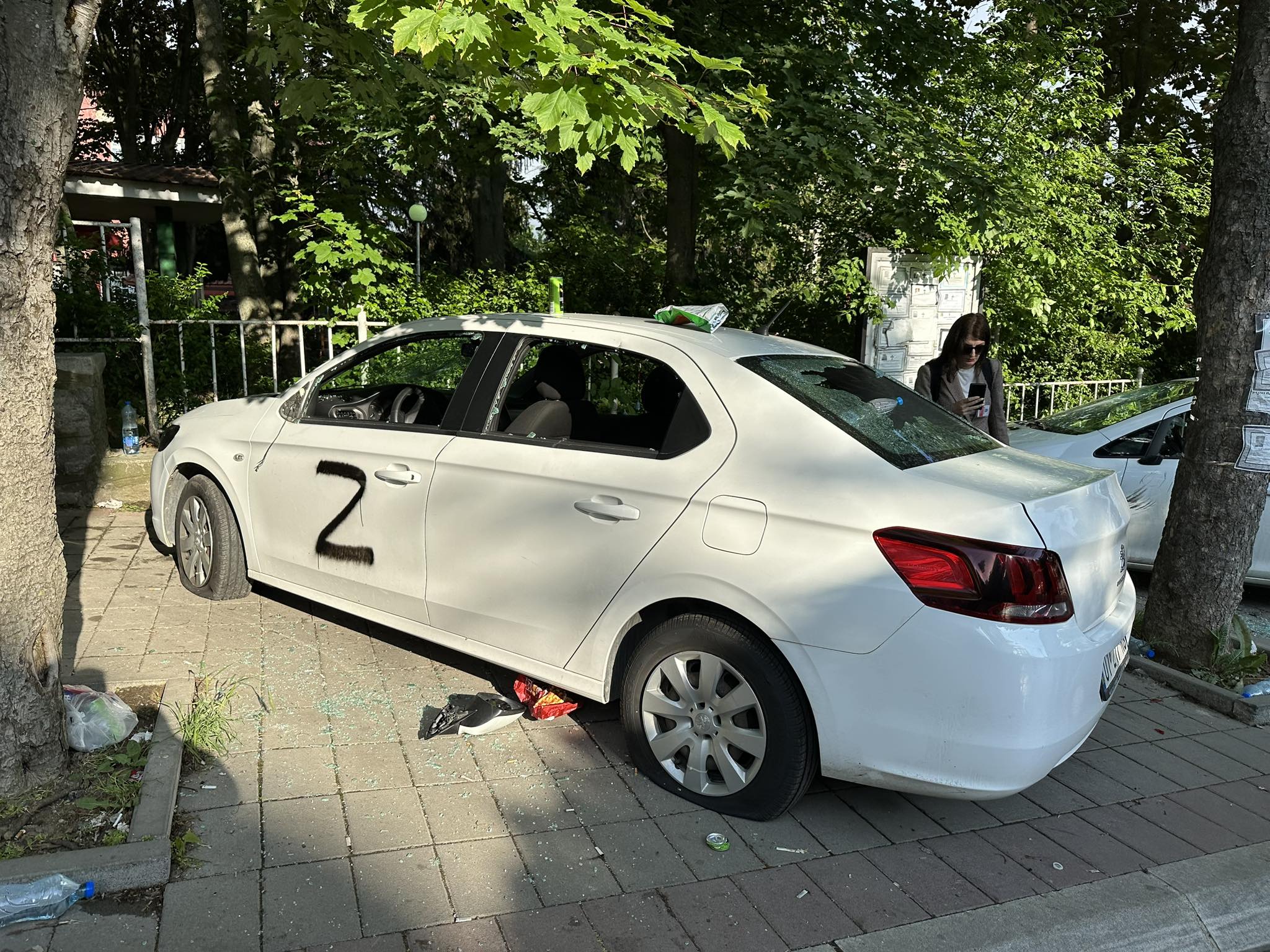 Vetura e “Periskopit” gjuhet me plumba në Zveçan, sulmohet fizikisht ekipi i “RTV21”