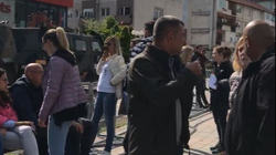 Gazetarja e KOHËS pengohet nga protestuesit në Leposaviq