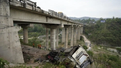 Mbi 10 të vdekur në një aksident autobusi në Indi