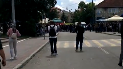 Protestuesit serbë sulmojnë gazetarët në Leposaviq