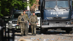 LIVE: Zveçan, KFOR-i i këshillon gazetarët të kenë kujdes