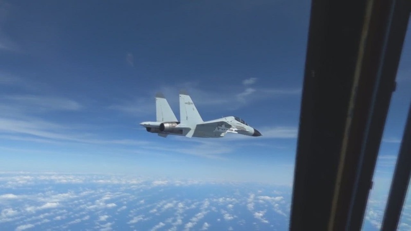 Momenti kur avioni luftarak kinez i afrohet avionit ushtarak amerikan