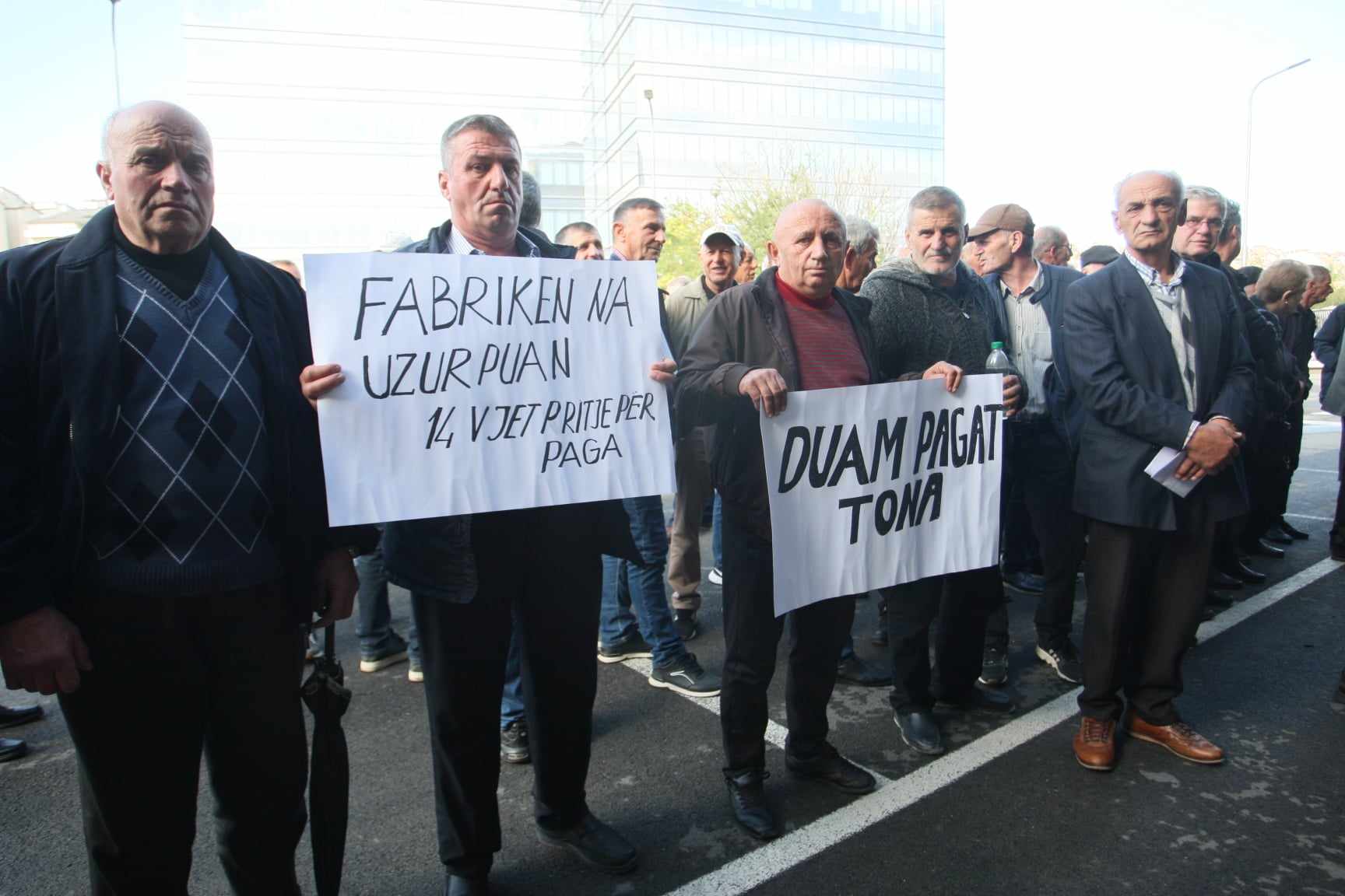 Ish-punëtorët e “Llamkosit” protestojnë para AKP-së, kërkojnë pagat e mbetura borxh