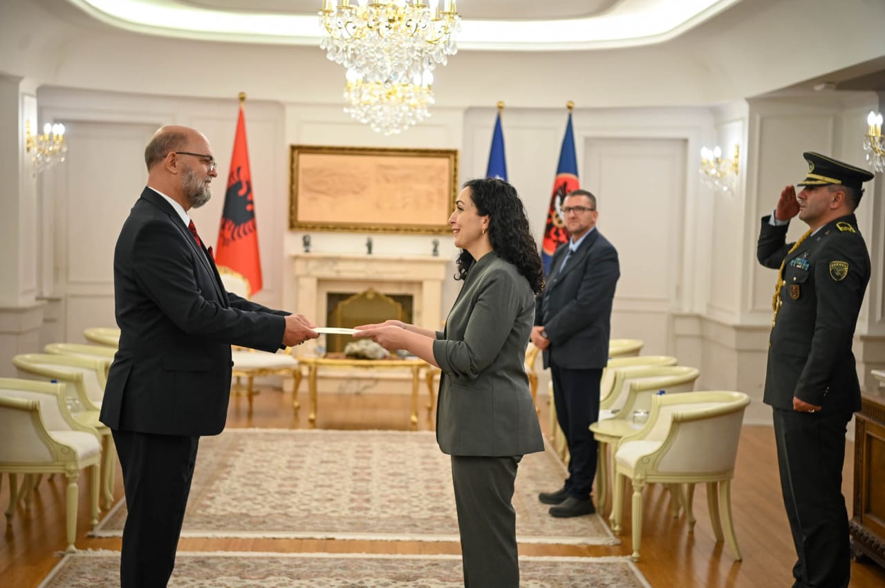 Osmani pranon letrat kredenciale nga ambasadori i ri i Shqipërisë