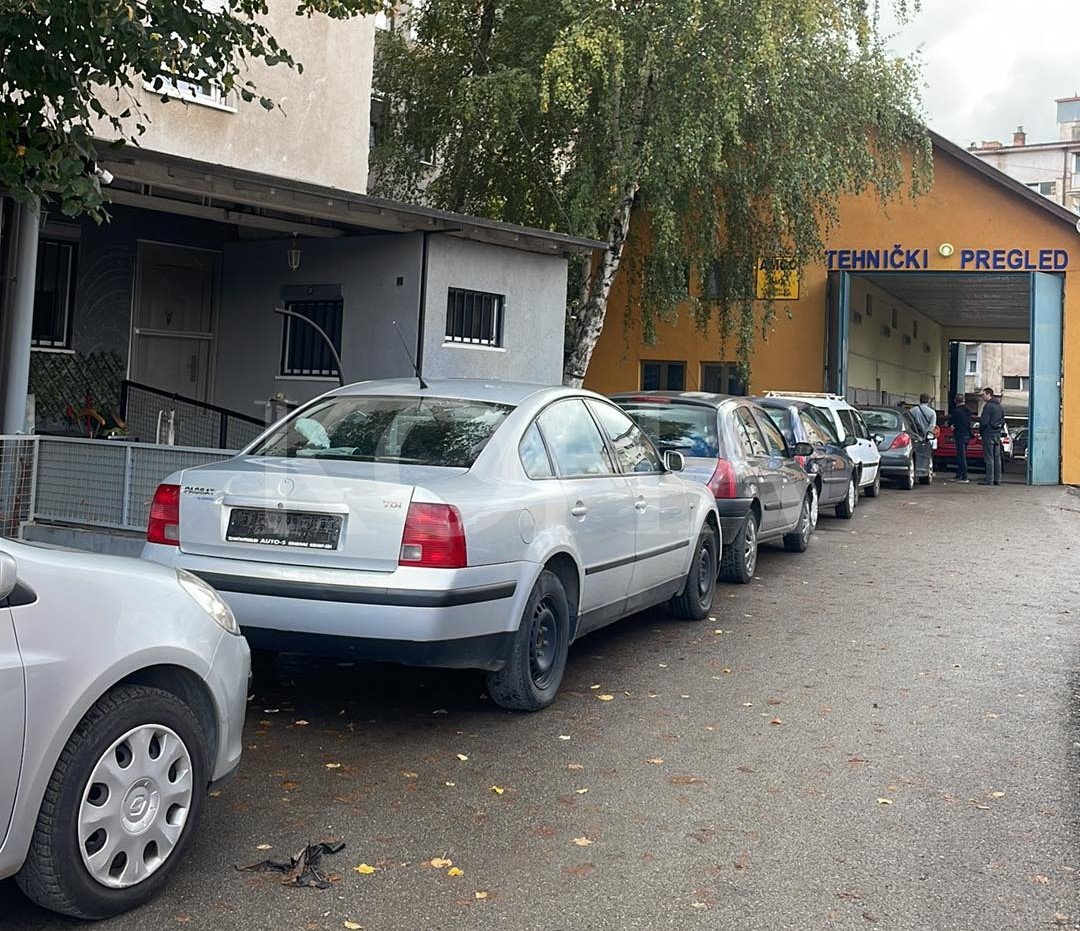 Radhë të gjata në veri për konvertimin e targave ilegale në RKS