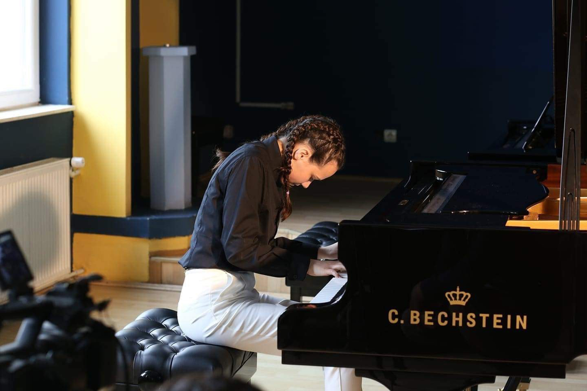 Le pianiste Ibrahimi prouve son talent dans Debussy, prêt pour le  concours en Italie 