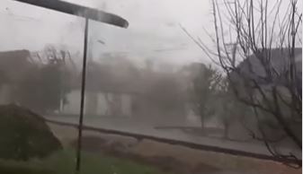 Momenti kur erërat e forta marrin me vete çatinë e një shtëpie në Serbi