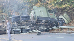 Incidenti i “pazakontë” i kamionit bllokoi autostradën në SHBA