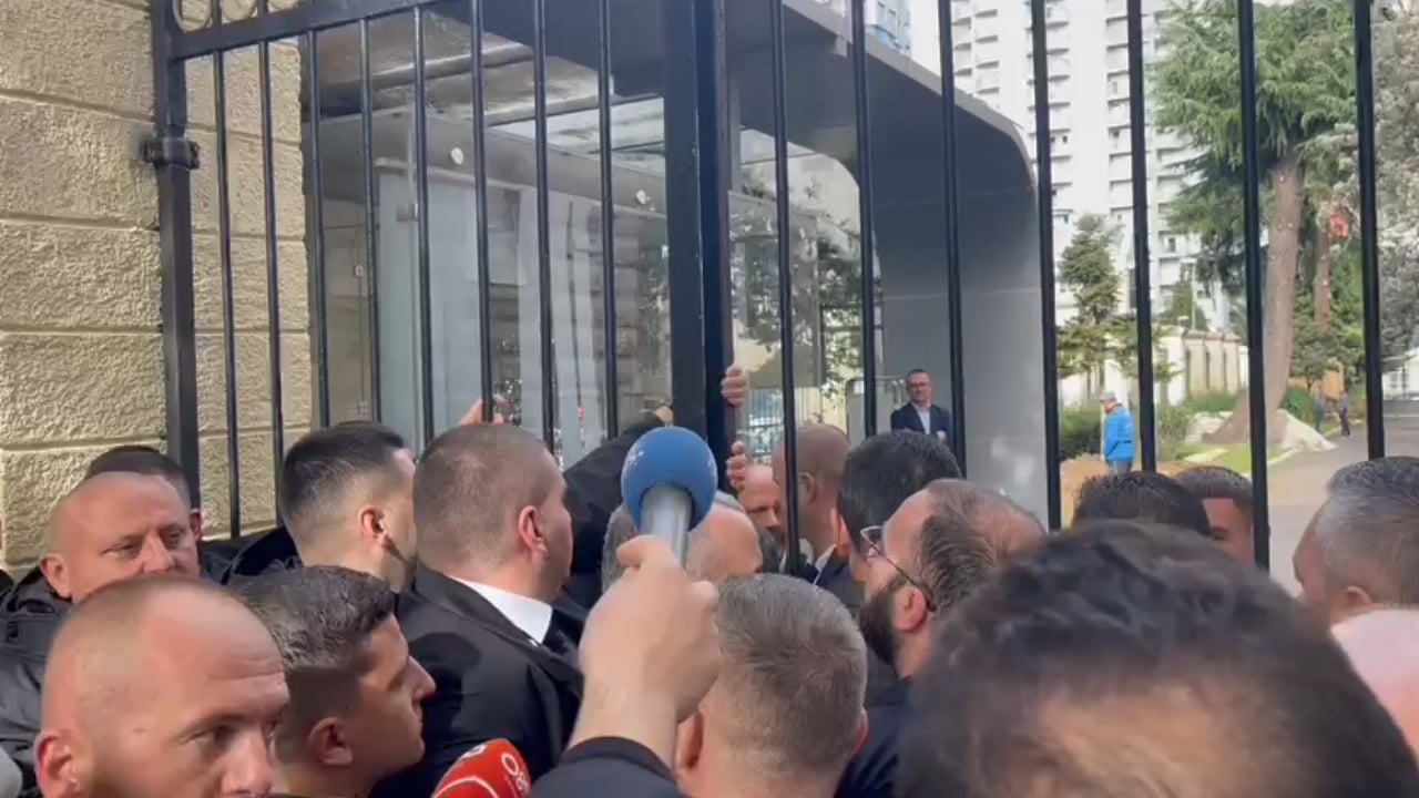 Tensione para Kuvendit të Shqipërisë, tetë deputetëve opozitarë nuk u lejohet hyrja 